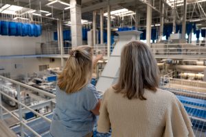 Innovatie adviseur op bezoek bij klant industrie