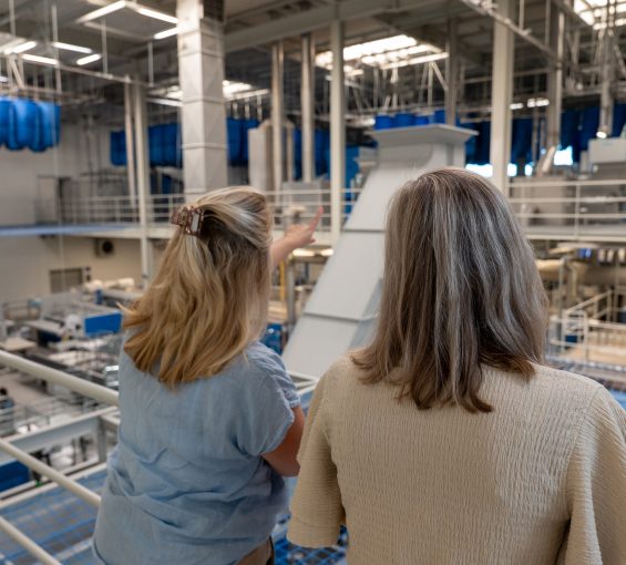 Innovatie adviseur op bezoek bij klant industrie