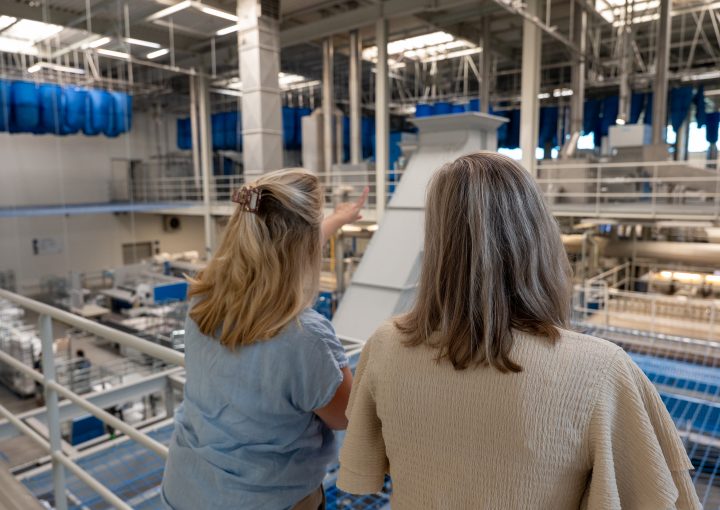 Innovatie adviseur op bezoek bij klant industrie