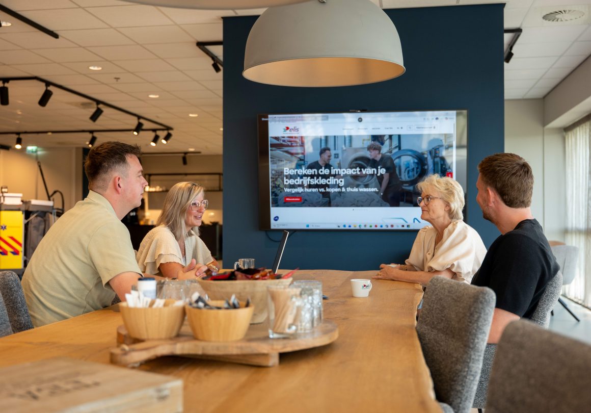 Subsidie- en procescoördinator van Top Level Punt in gesprek met klant