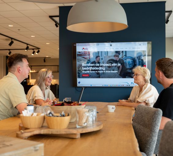 Subsidie- en procescoördinator van Top Level Punt in gesprek met klant