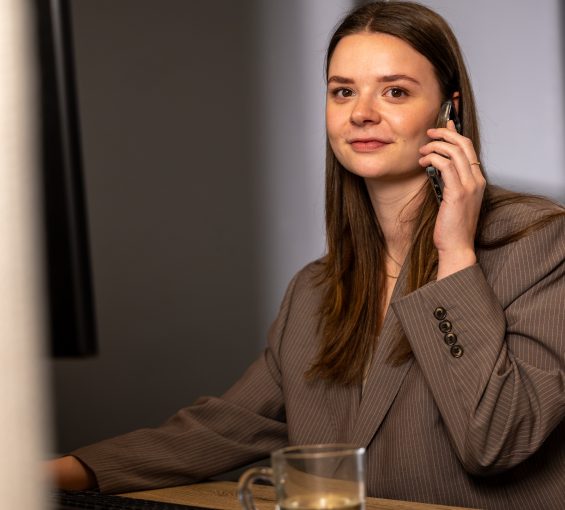 Medewerker Top Level Punt aan de telefoon